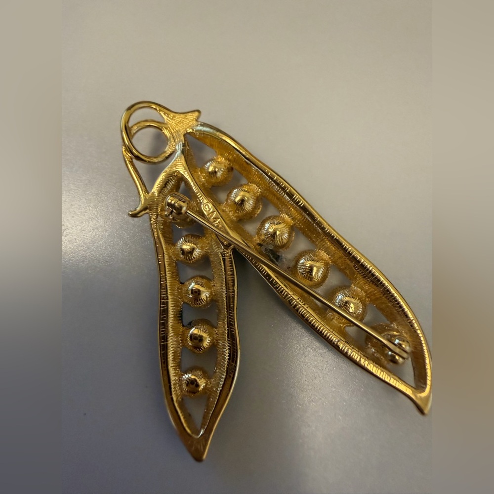 Elegant Monet Signed Green Pea Pod Brooch - Picture 4 of 7